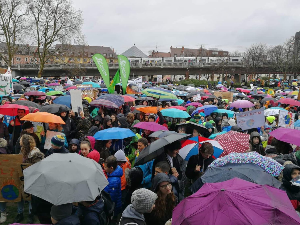 Rund 2000 Jugendliche demonstrieren heute in #Freiburg unter dem Motto #Fridays4Future - wir haben vier von ihnen gefragt, was sie motiviert, sich für Klima- und Umweltschutz zu motivieren: fudder.de/was-diese-vier…