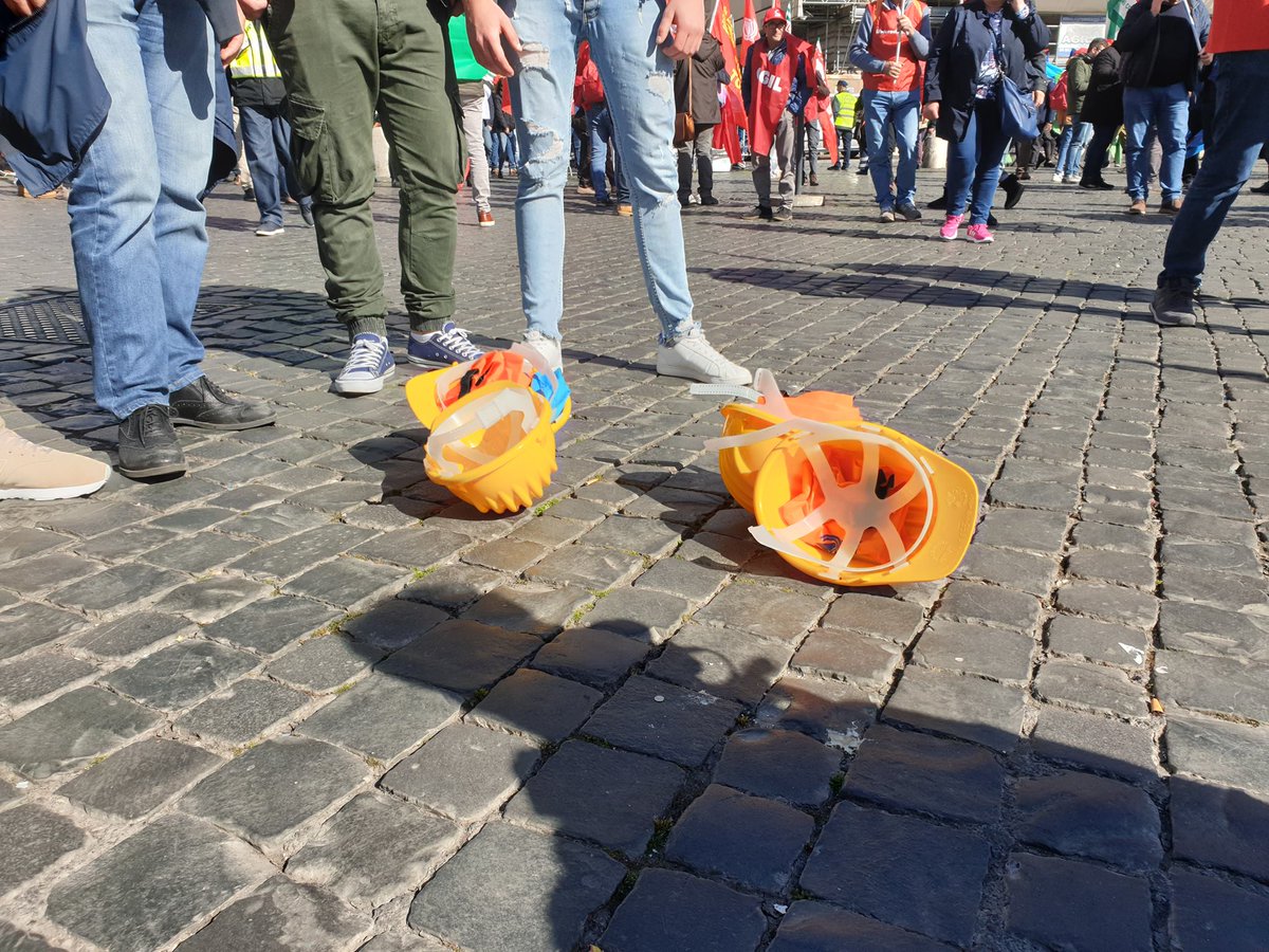 UILofficial's tweet photo. Sciopero delle lavoratrici e dei lavoratori delle costruzioni. Le foto da Piazza del Popolo a Roma @FENEALUIL_ https://t.co/sSXnQq4JPC