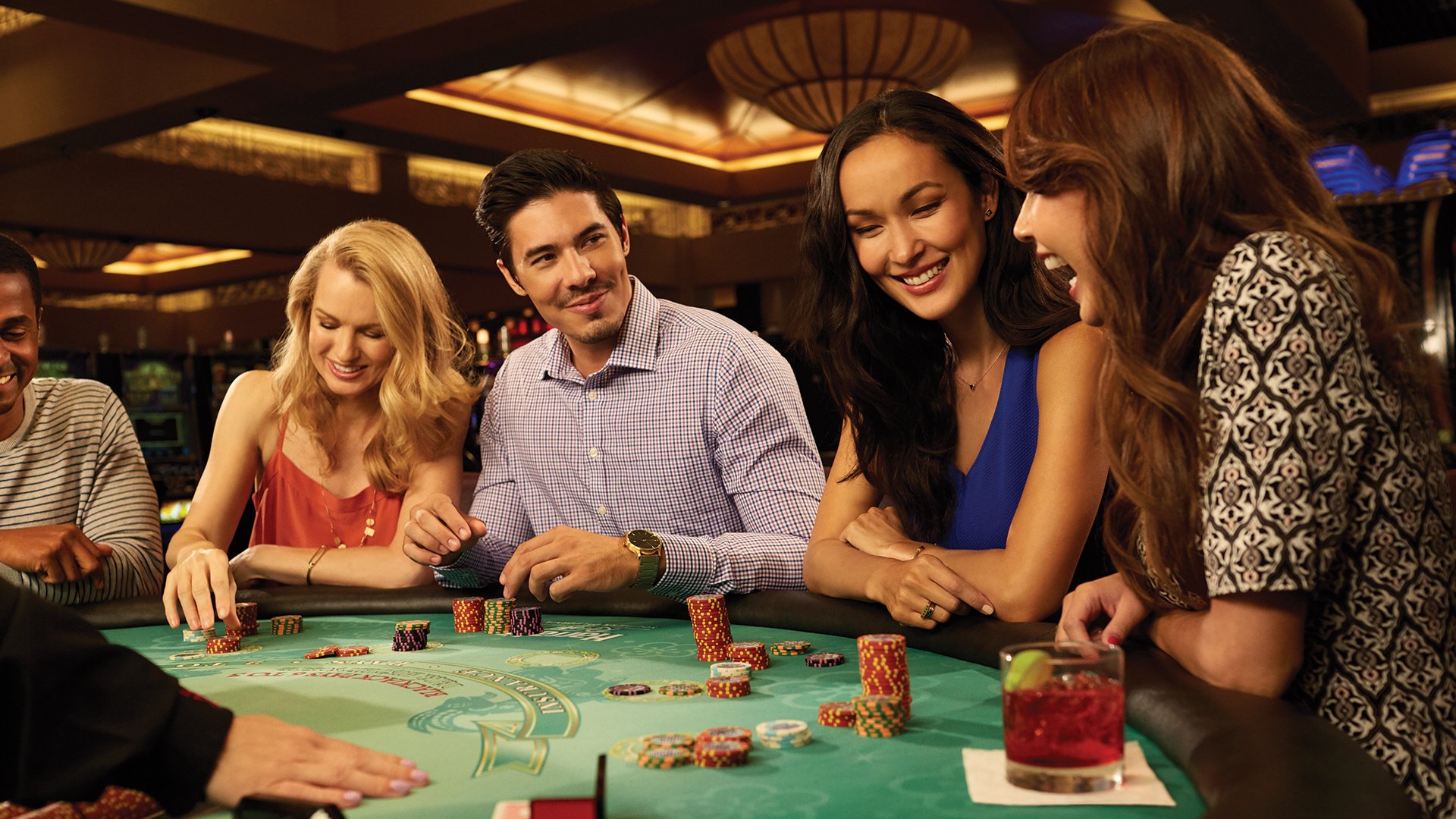 Friends casino friends casino2 link. Покер за столом. Парень казино. Казино Покер. За столом казино.