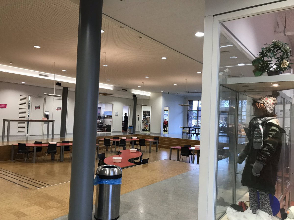 Vandaag staakt het onderwijs. Investeren in onderwijs is investeren in kansen voor iedereen! <a href="/arieslob/">Arie Slob</a>: wanneer komt u naar <a href="/GemeenteHsum/">Gemeente Hilversum</a>? <a href="/AObtweets/">AOb</a> <a href="/D66/">D66</a> #investeerinonderwijs <a href="/ivanengelshoven/">Ingrid van Engelshoven</a>