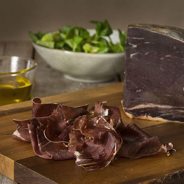 Hello everyone. Finally Friday! 👌🤩
Upgrade your sandwiches with air-dried smoked beef 🥪 🙌
No preservatives or colourants and fat free 😎

#helloworld #london #londonfood #meat #beef #friday #montadito #eatgood #instagood #farmhousestyle #spanish #… ift.tt/2O3cNAi