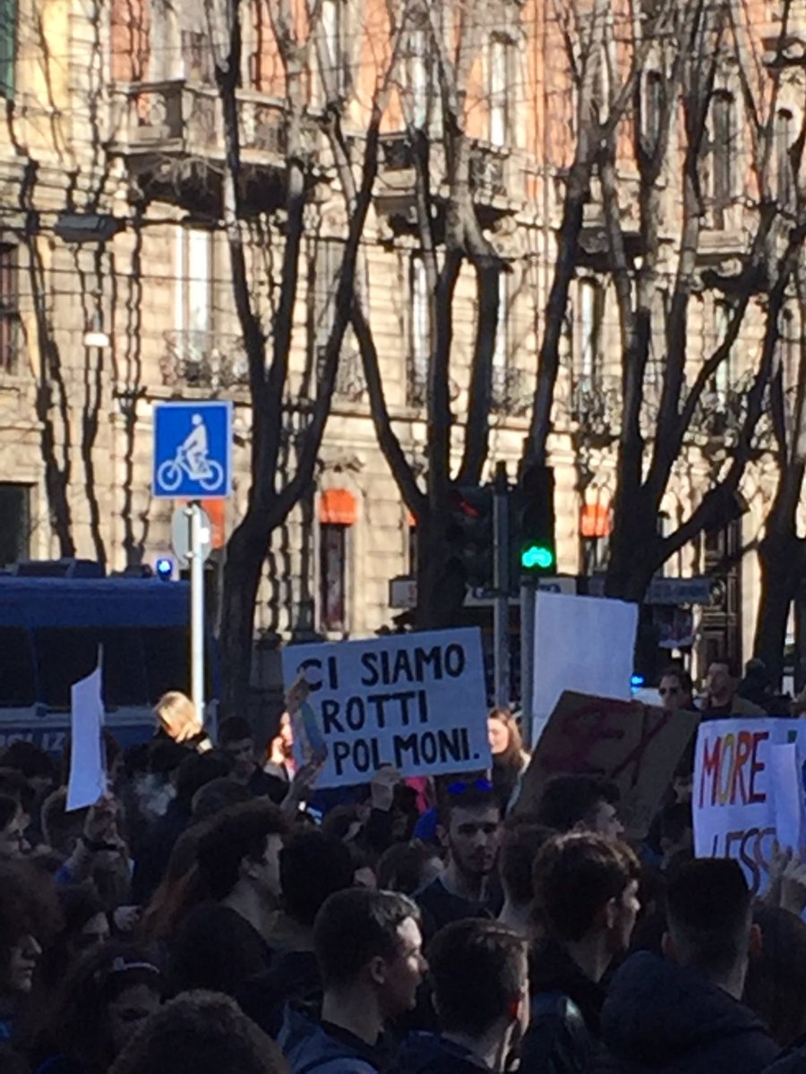 BHOBLOG's tweet image. Sorga con voi Bambini e Giovanissimi una nuova energia che porti visione e consapevolezza a tutti, soprattutto ai Governi e ai Potenti. #FridaysForFuture #scioperoPerIlClima #GretaThunberg #Milan #savetheplanet #changethefuture #climate