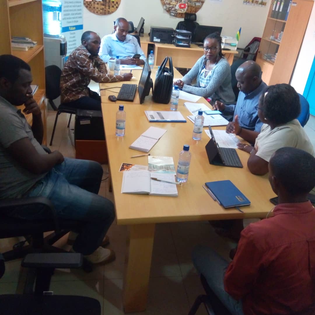 paxpressrwanda's tweet photo. @paxpressrwanda n'intumwa @GovernanceRw barungurana ibitekerezo ku mitangire ya serivisi mu miryango itari iyaLeta.Ingingo ziganirwaho ni:
1.Uburyo abantu bagera aho umuryango ukorera
2.Imicungire y'abakozi
3.Ibikorwa by'umuryango byakozwe kukigero cya98% mu2018 @albertbaudouin https://t.co/RT9YokSAdJ
