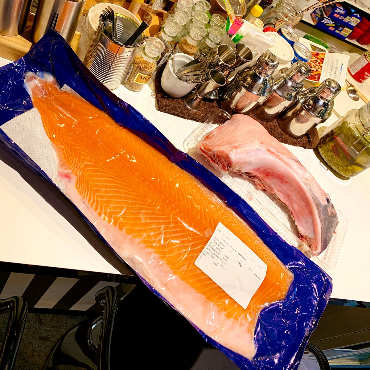 Asterisk 有紀です 今夜はノルウェーサーモンの 特大サイズ 70cm超え が入荷できたのでコンフィにしてみました 奥にある本鮪のカマは 小さく見えるけど オーブンにギリギリ入るくらい こちらも特大です ハーブと共にグリルしてご提供予定 当日 Asterisk 有紀です 今夜はノルウェーサーモンの 特大サイズ 70cm超え が入荷できたのでコンフィにしてみました 奥にある本鮪のカマは 小さく見えるけど オーブンにギリギリ入るくらい こちらも特大です ハーブと共にグリルしてご提供予定 当日