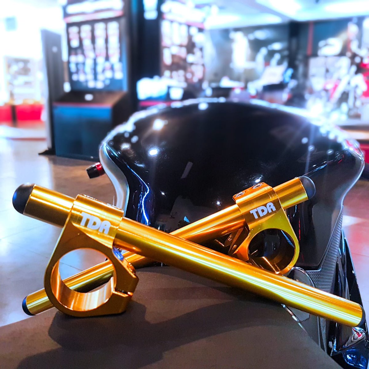 TDR_RACING's tweet photo. TDR Handle Bar made with special aluminium for durability and perfect handling. Designed with double pipe to increase strength. Developed with meter bar for easy instalment. - https://t.co/gmIzMfSKIk
.
#HighPerformanceBodySystems #Style #BodySystems #HandleBar https://t.co/Cx2uiaUbWT