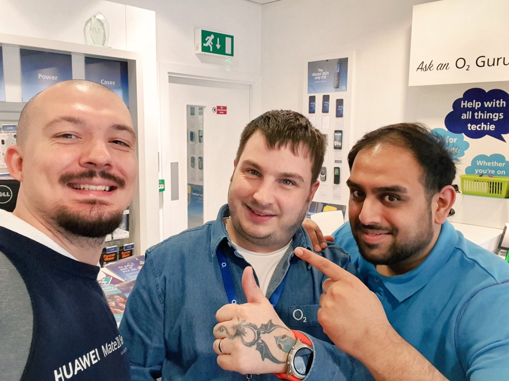 The man of the hour Alex from <a href="/HuaweiMobileUK/">Huawei Mobile UK</a> getting us pumped up with some tempting incentives. Thank you for the treats today and knowledge on <a href="/HuaweiMobile/">Huawei Mobile</a> products. Time to #ngage !