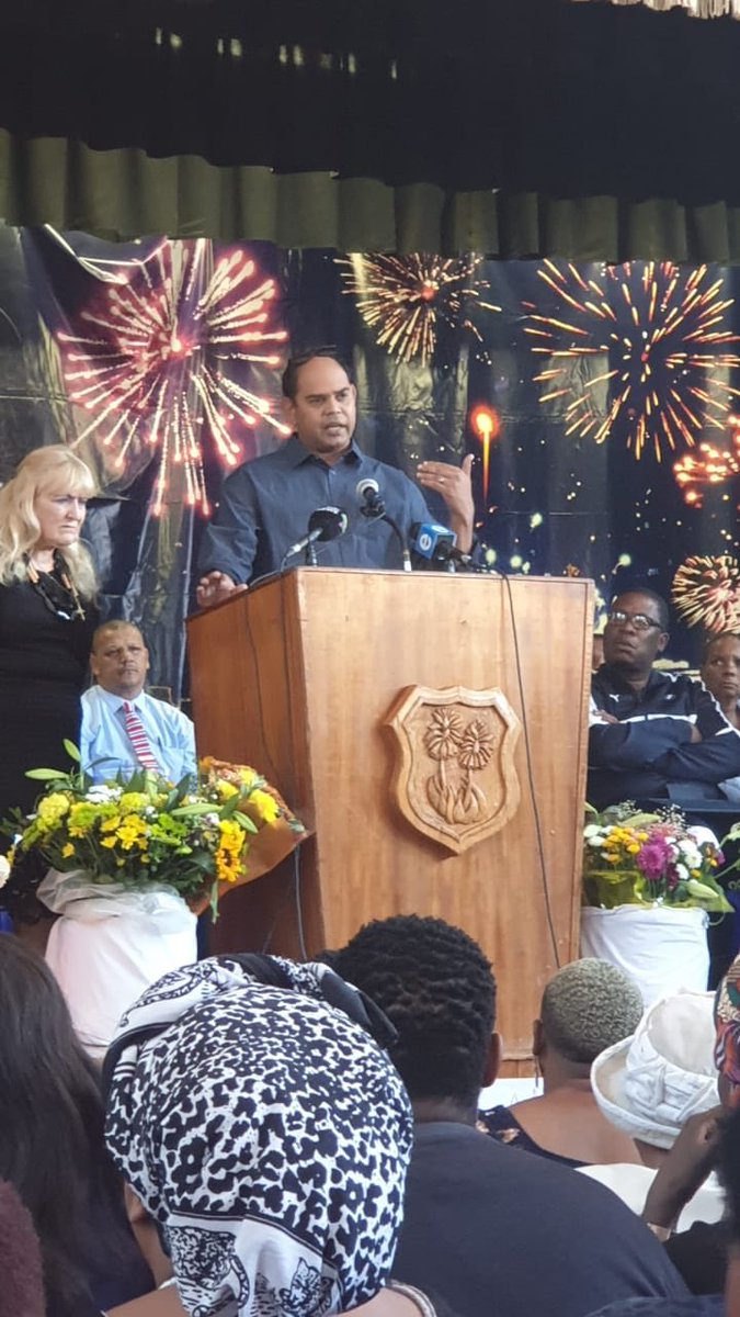 EllaBellaLeite's tweet photo. This brave principal hosts a memorial service for #KulaniMathebula who was murdered this week. @Lesufi was back at the school supporting the learners and staff of #MondeorHigh Thank you #MondeorStabbing #Mondeor #RIP βοΈ @educationGP @SteveMabona @ewnreporter https://t.co/86g4KIryjq