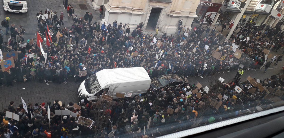 Schüler-Demo vor meinem Büro. So lautstark, wie die demonstrieren, muss das ja was bewirken! 😂🌻