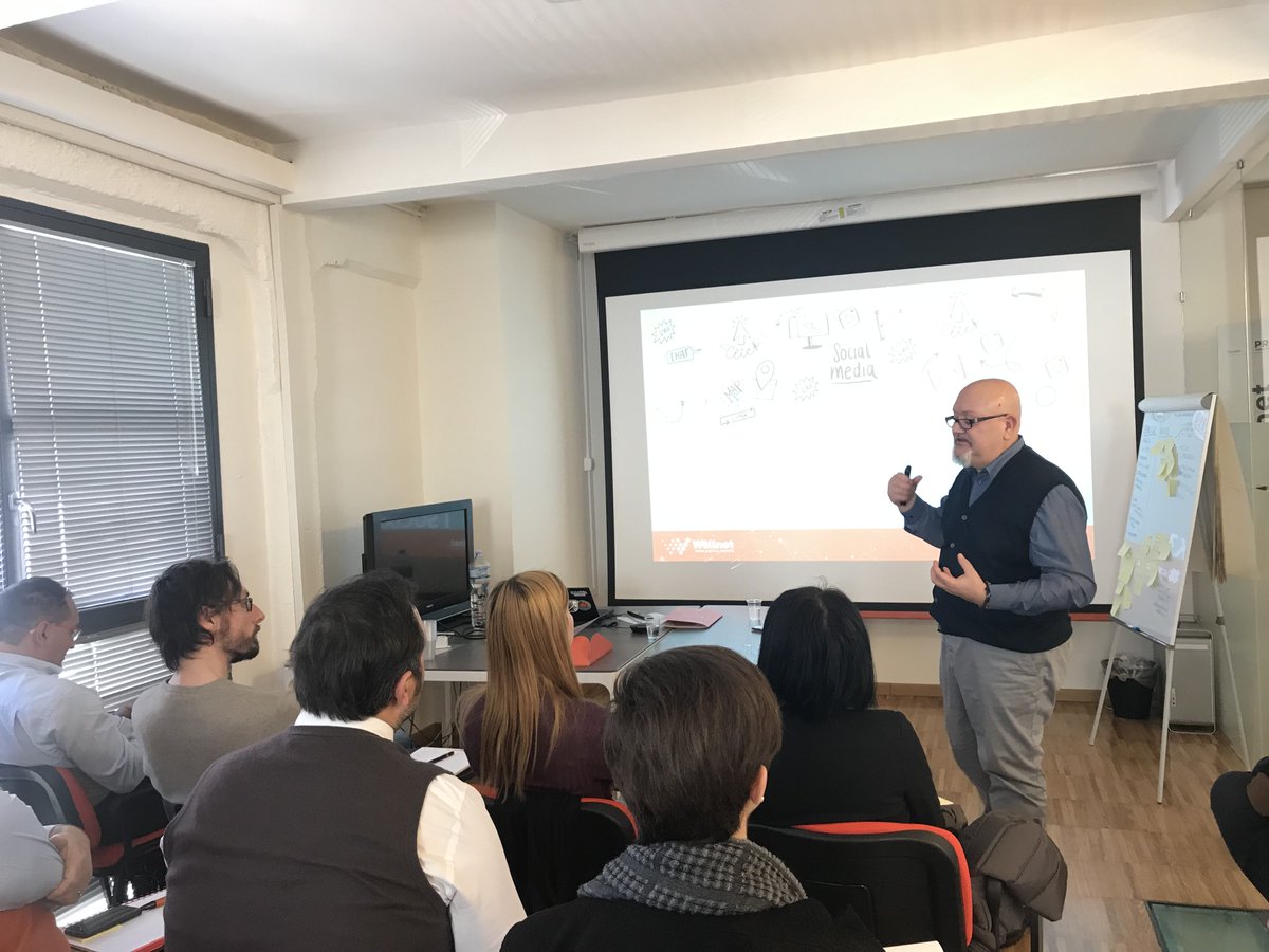 Dare una buona prima impressione online passa anche dalla corretta presenza su #LinkedIn. Online e offline sono ormai interdipendenti. #MilanoDigitalWeek