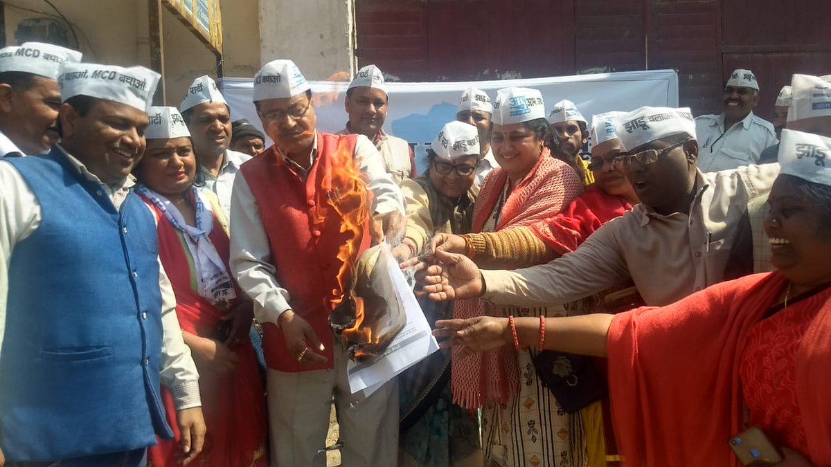 anil_vajpayee's tweet photo. गोकलपुर विधायक कार्यालय पर bjp का 2014 में बनाया गया झूठा घोषणा पत्र जलाते हुये कार्यकर्ताओं व क्षेत्रीय निवासियों के साथ 
निवेदक चौ. फतेह सिंह
@AapKaGopalRai @AdilKhanAAP @AAPNorthEastLS https://t.co/IEFtPy72zv