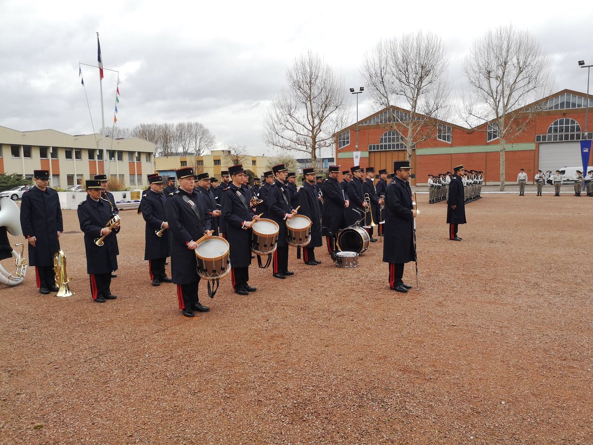Musartillerie's tweet image. #direct #MusArt joue pour la prise d'armes qui marque le 20ème anniversaire du #7rmat à @villedelyon.