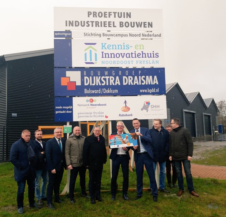 Subsidie voor #Bouwcampus Noord-Nederland! Deze week overhandigde wethouder <a href="/jeboerema/">jelle boerema</a> de #subsidiebeschikking aan voorzitter <a href="/boerdeth/">Tom de Boer</a>. De Bouwcampus is een gezamenlijk initiatief met @KEI_NOF en vestigt zich op loopafstand van ons kantoor in #Dokkum: bit.ly/2FhrJs5