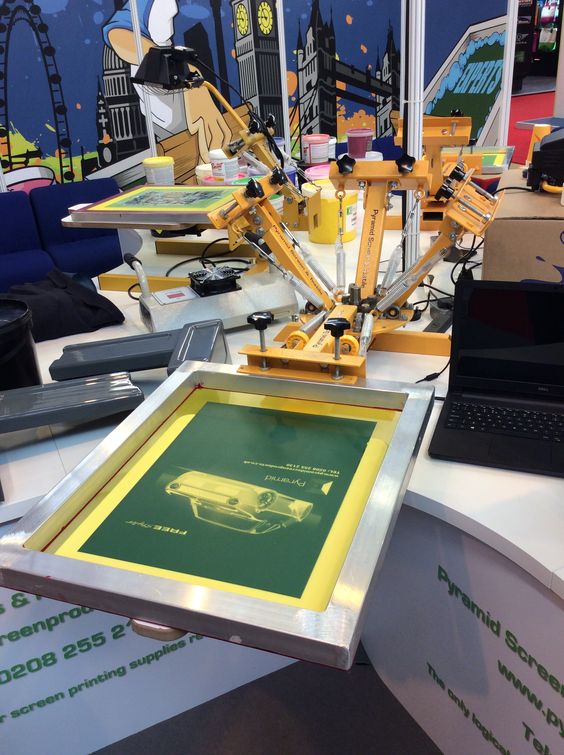 PyramidScreen's tweet photo. Manual Screen Print carousel for up to Four colour printing with added screen registration adjustment HPT4000 #colourpress #screenprinting #textileprinting #tshirts #printing #screenprint #handprintingcarousel #fourcolours https://t.co/syjRHH91WI