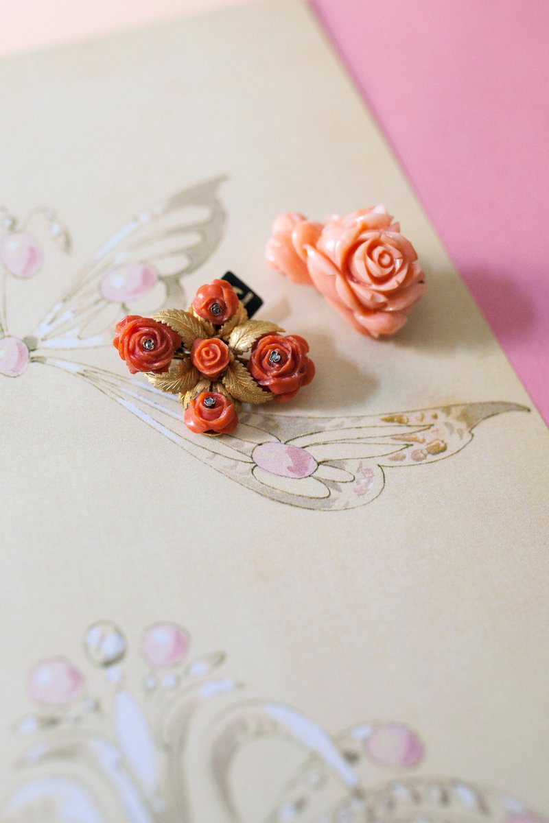 BARCENAJOYAS's tweet photo. "Ama el color.Toma riesgos. Sé curioso" Kelly Wearstler. Feliz viernes!🧡
Broche años 20, realizado en oro y coral.
Broche años 20, realizado en oro, platino, coral y brillantes de #barcenajoyas https://t.co/dXaA5p3paJ