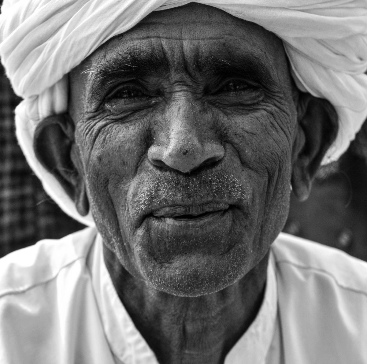 इस मुस्कुराहट की वजह हूँ मैं !!
#photography #portraitphotography #portrait #monochrome #monochromeindia #blackandwhitephotography #bnw #bnwphotography #vscoindia #vsco #wandrer #explorer #lifestyle #traveller #jaipur #rajasthan #india #culture #tradition #rajasthaniculture #art