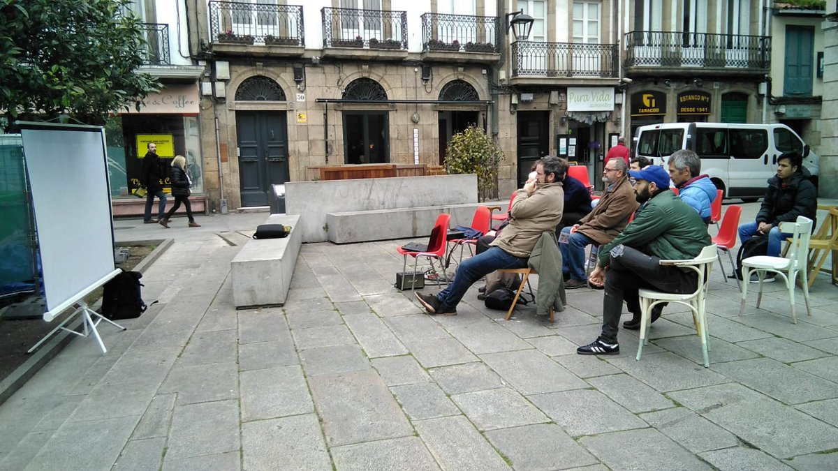 #BikesVsCars na praza de San Nicolás #FridaysForFuture  #Coruña