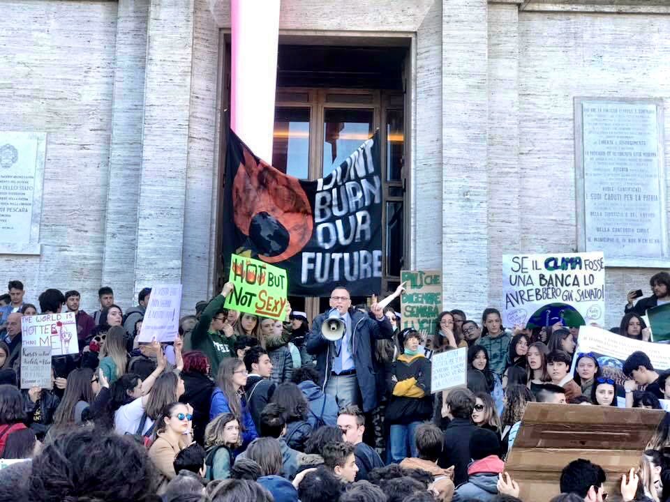 Migliaia di ragazzi di 123 Paesi di tutti i continenti, compresa l'Antartide, stanno manifestando contro il cambiamento climatico che sta distruggendo il pianeta. Li abbiamo già delusi abbastanza: dobbiamo agire al loro fianco e dobbiamo farlo adesso.
💚🌍 #FridaysForFuture