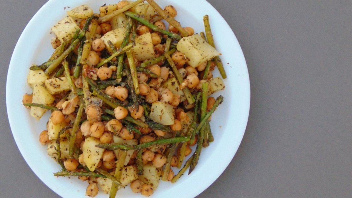 Hoy os enseñamos a preparar esta fácil y deliciosa receta de #patatas al horno con espárragos y #garbanzos. RECETA: tastydetails.com/patatas-al-hor…