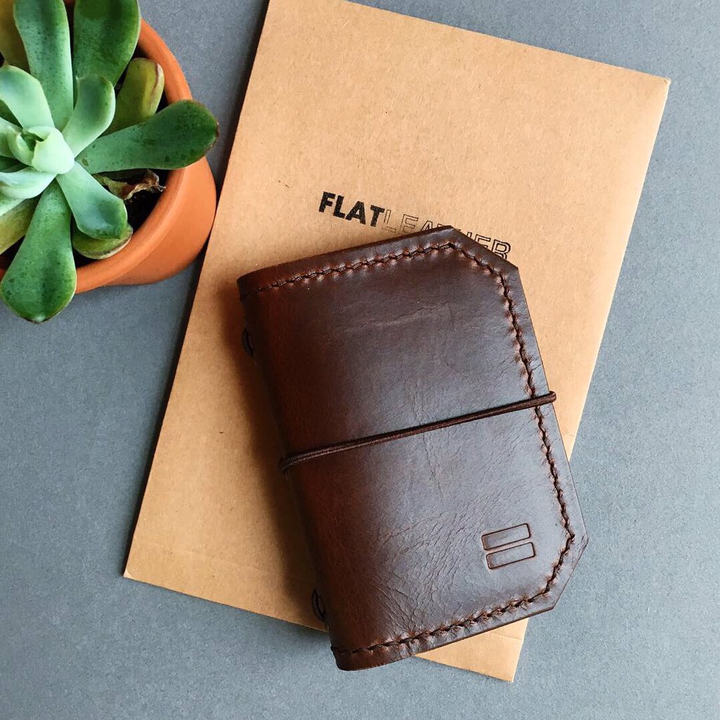 FlatLeather's tweet photo. Flat Wallet in Horween CXL. A simple loop of elastic allows you to do away with unnecessary bulk in your #edc https://t.co/bKt4rdF4Pl