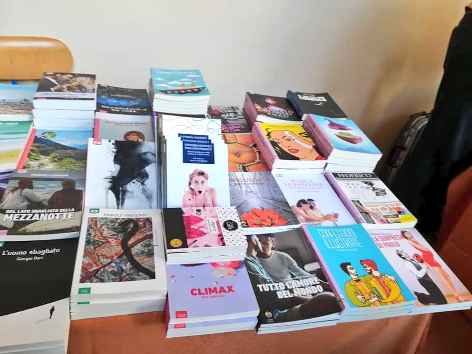 carlaauthor's tweet photo. In questo magma rovente, in questa esplosione di creatività e di bellezza, c'è anche il mio "Come tele bianche" ❤
_
"Un Vulcano di libri",
15, 16 e 17 Marzo- Somma Vesuviana (Na)

#libri
#cometelebiancheontheroad 
#unvulcanodilibri
#lemezzelanecasaeditrice https://t.co/WgJRBDsPxr
