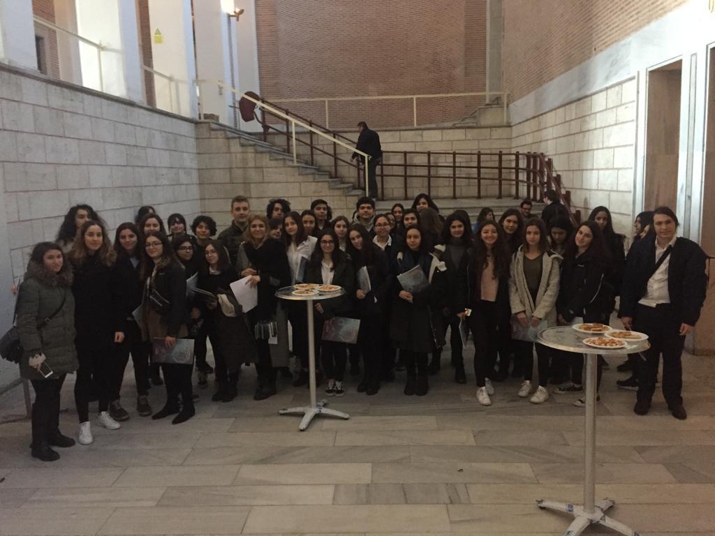 Acarkent_doga's tweet photo. Acarkent Doğa Biyoloji kulübümüz aracılığıyla 9, 10 ve 11. sınıf öğrencilerimizden oluşan bir grup ile İstanbul Üniversitesi 16. Kış okulu Uluslararası Moleküler Biyoloji ve Genetik konferansına katıldık. #iügen #AcarkentDogaIBWorldSchool @dogaacademy @dogaokullari @alirizalule https://t.co/Ko7O9FRS7C