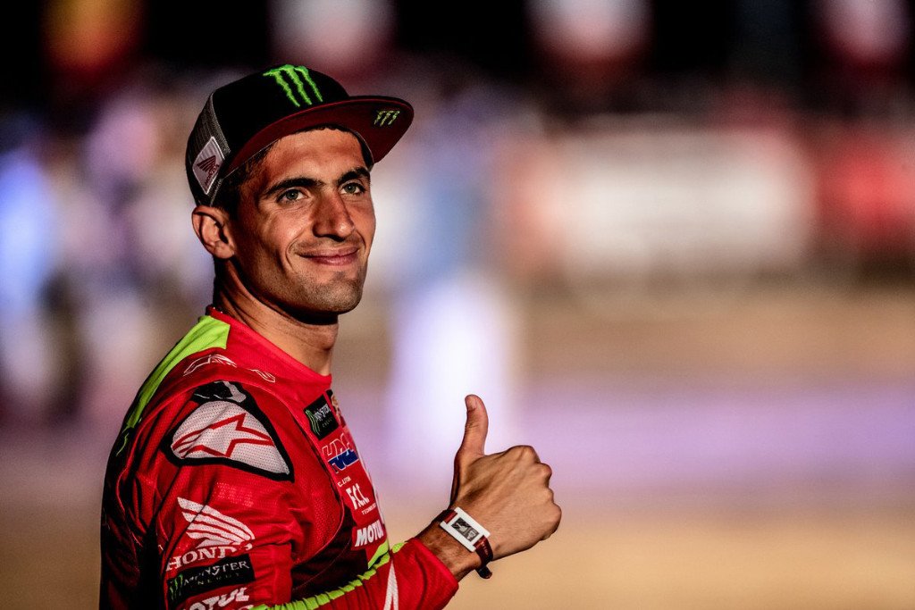 motorpuntoes's tweet photo. #Dakar | Sin sanción, Kevin Benavides es quinto en el Dakar 2019

https://t.co/icHTnmIw7p

#Dakar2019 #Benavides #Honda #Apelación #FFM #TNDA @kmbenavides @RallyTeamHRC @Dakar @dakarenvivo https://t.co/W5UvJQERlK