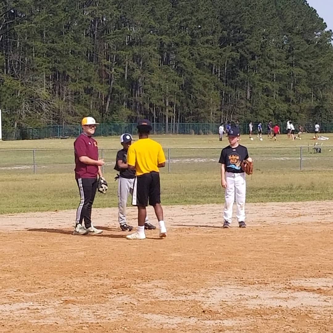 WCMS_Official's tweet photo. Varsity baseball players from @NEWHAMPSTEAD working with our players. Thank you to Coach Lanier for making this happen. Great experience for all! #waw #WildcatsAreWinning #WCMSWildcatPRIDE #IBelieveInWCMS #WildcatBaseball #PhoenixBaseball @SCCPSS_HPEA @SCCPSS https://t.co/8s0MpIvfjF