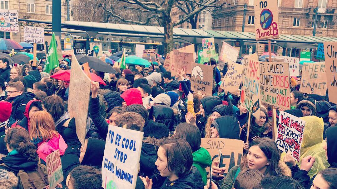campusmainz's tweet image. Großer Protest auch in Mainz zu #fridaysforfuture
Viele #studentsForFuture und die #ScientistsForFuture schließen sich an 💙❤️🌏
#studentlifeinmainz