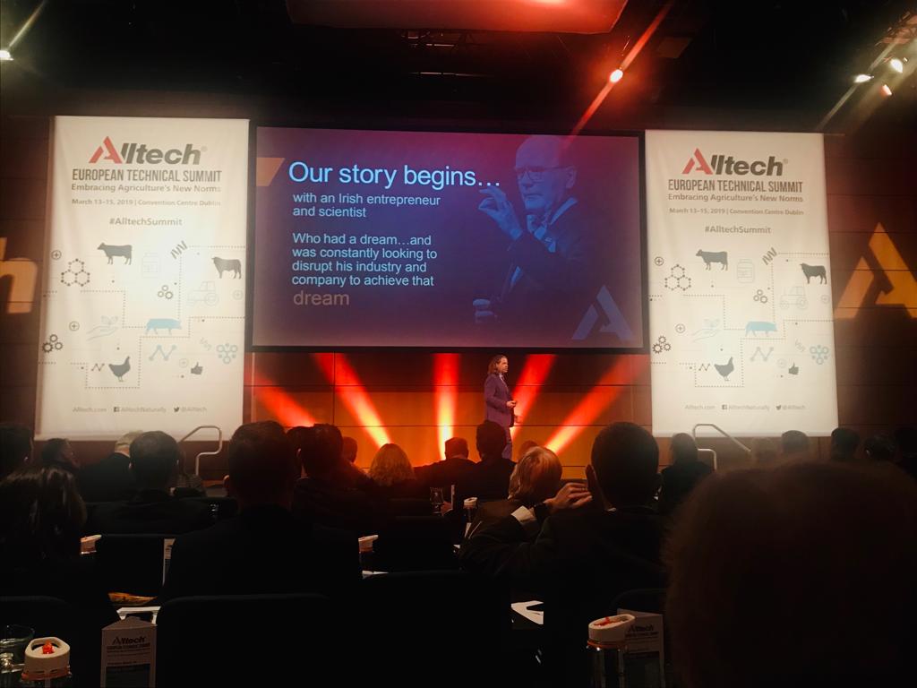 AlltechSpain's tweet photo. Mark Lyons [@mpl17], Presidente y CEO de @Alltech, concluye esta sesión plenaria recordando a su padre Pearse... "El inicio de nuestra compañía comenzó con el sueño de un emprendedor y científico irlandés. Un sueño que se alcanzó con innovación y disrupción" 👏👏 #AlltechSummit https://t.co/gr7Sc3nlDX