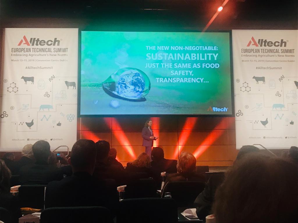 AlltechSpain's tweet photo. Mark Lyons [@mpl17], Presidente y CEO de @Alltech, concluye esta sesión plenaria recordando a su padre Pearse... "El inicio de nuestra compañía comenzó con el sueño de un emprendedor y científico irlandés. Un sueño que se alcanzó con innovación y disrupción" 👏👏 #AlltechSummit https://t.co/gr7Sc3nlDX