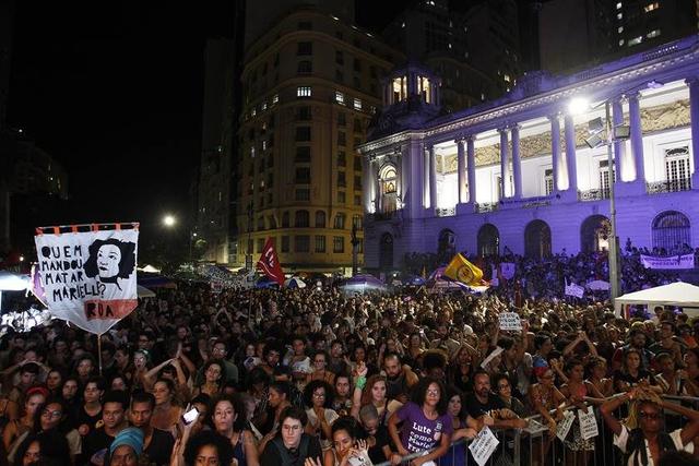 TopBuzzBrasil's tweet photo. Brasil e mundo relembram Marielle e Anderson um ano após mortes @Metropoles https://t.co/d8CMnXbBFd https://t.co/bYQCAO72Ep