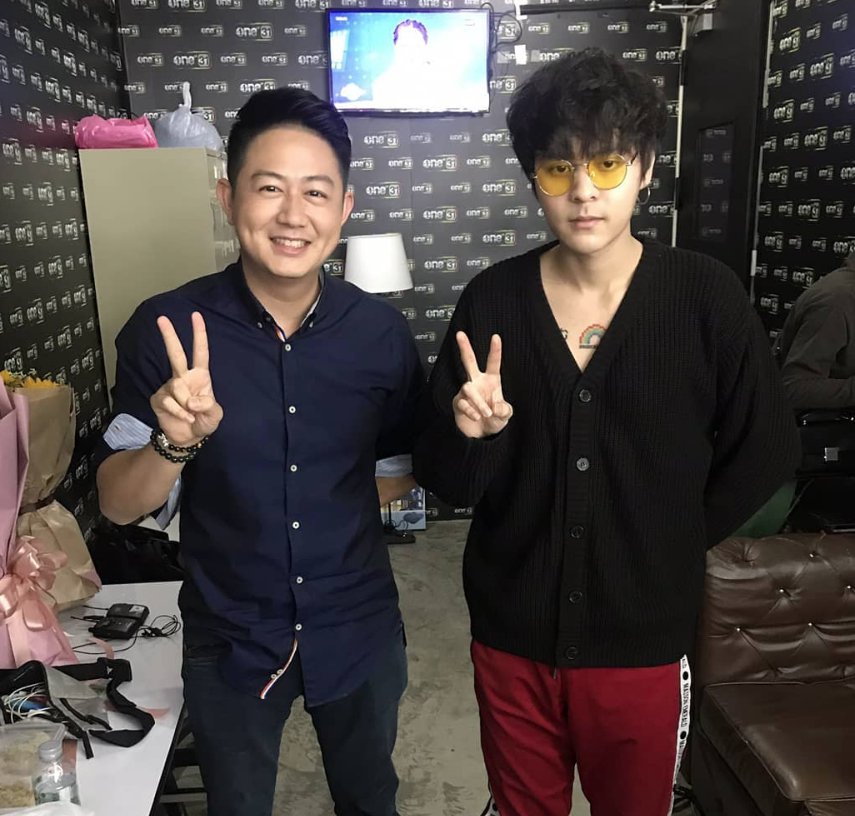 เมื่อ 'จั๊ด' <a href="/judgejudd/">Judge Teemah</a> และ 'ฟิล' <a href="/PhilPrajya/">ฟิล ปรัชญา อรเอก</a> ผู้ประกาศ #ข่าวช่องวัน ถ่ายรูปคู่กับเดอะทอย