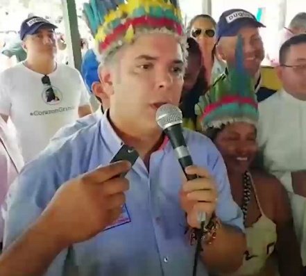 indignadocol1's tweet photo. En campaña se disfraza de indígena, de presidente reprime con el ESMAD.
La lucha apenas comienza.
#DuqueVengaAlCauca
#TumacoExiste #MingaSocialSuroccidente2019 https://t.co/4pa6Yveweh