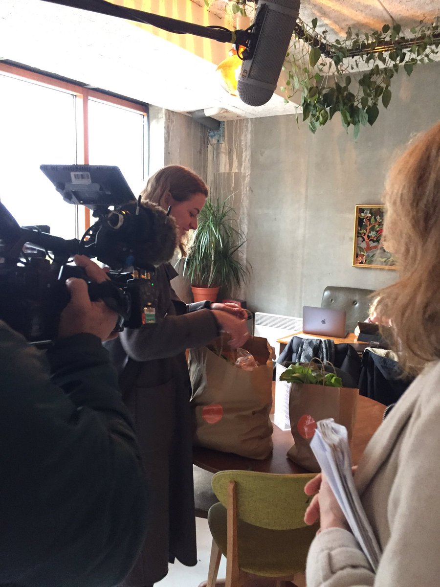 📺Tournage @France2tv sur les producteurs et clients Péligourmet ! Une cliente récupère son panier 🥕 au <a href="/cafe_SUPER/">SUPERCafé</a>