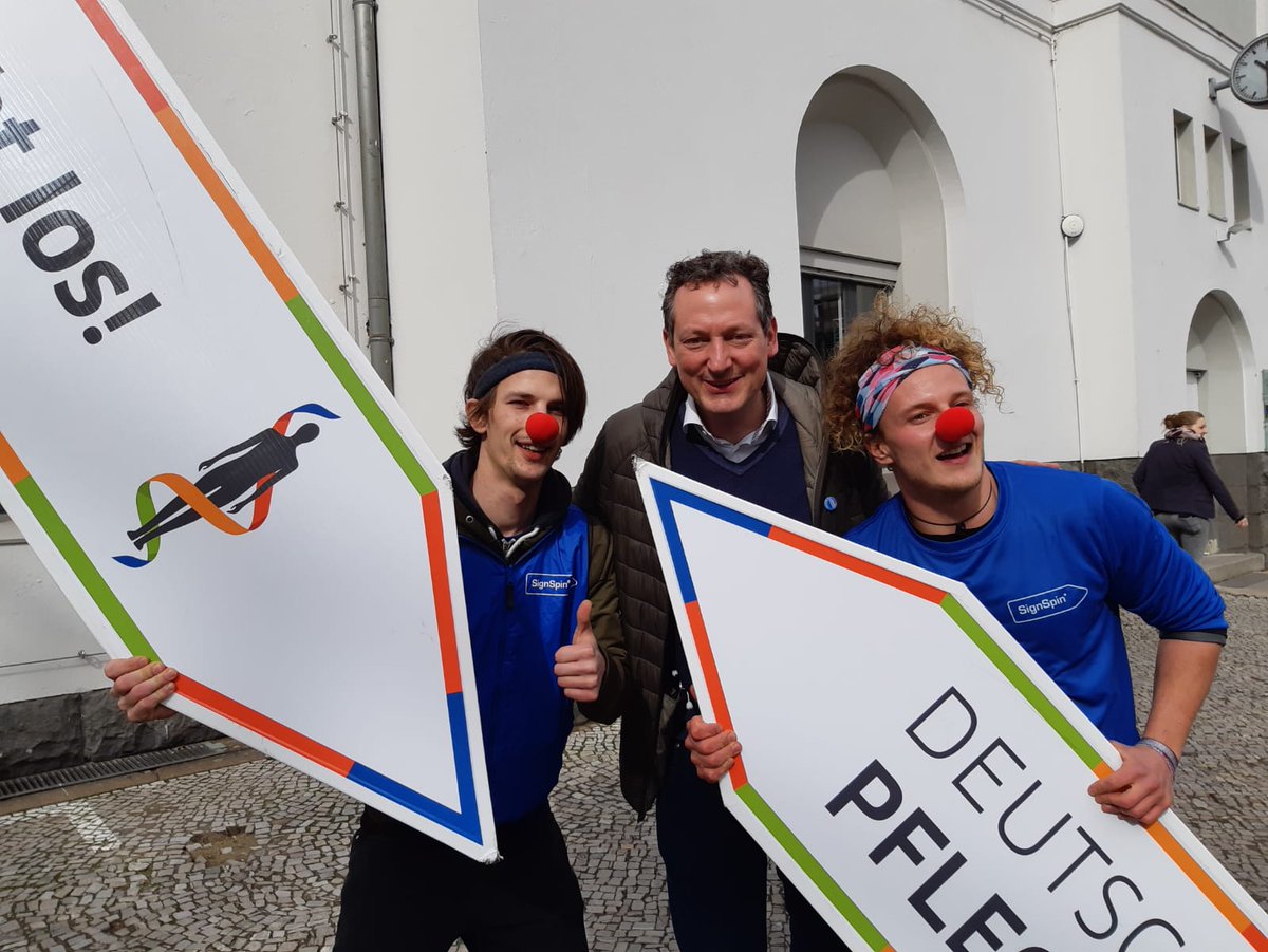 pflegetag's tweet photo. Auch die Jungs von #signspin glauben dass Humor dabei hilft zu heilen! ๐คก๐ดโฌ๏ธ #pflegetag #humorhilftheilen https://t.co/1U1jhnpejq