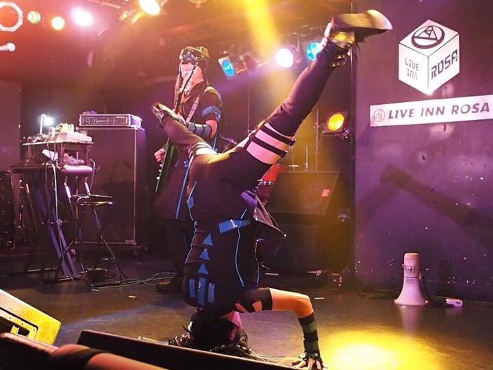 bespakumamero's tweet photo. 我々べスパ☆くまメロは今日（3/15）で結成18周年を迎えました。人間に例えるなら（人間だけど）高校を卒業して進学や就職する年齢。
初めて会った数十分後にノリで結成したユニットが18年も続くなんて想像もしてなかったけど、まだ続くのでよろしくお願いします。
#bespakumamero #くまメロ https://t.co/LU3LJts67R