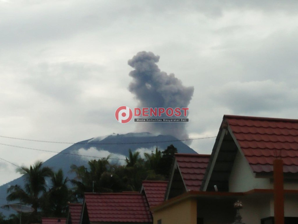 GA Kembali Erupsi, Kolom Abu Setinggi 1 Km - denpostnews.com/2019/03/15/ga-…