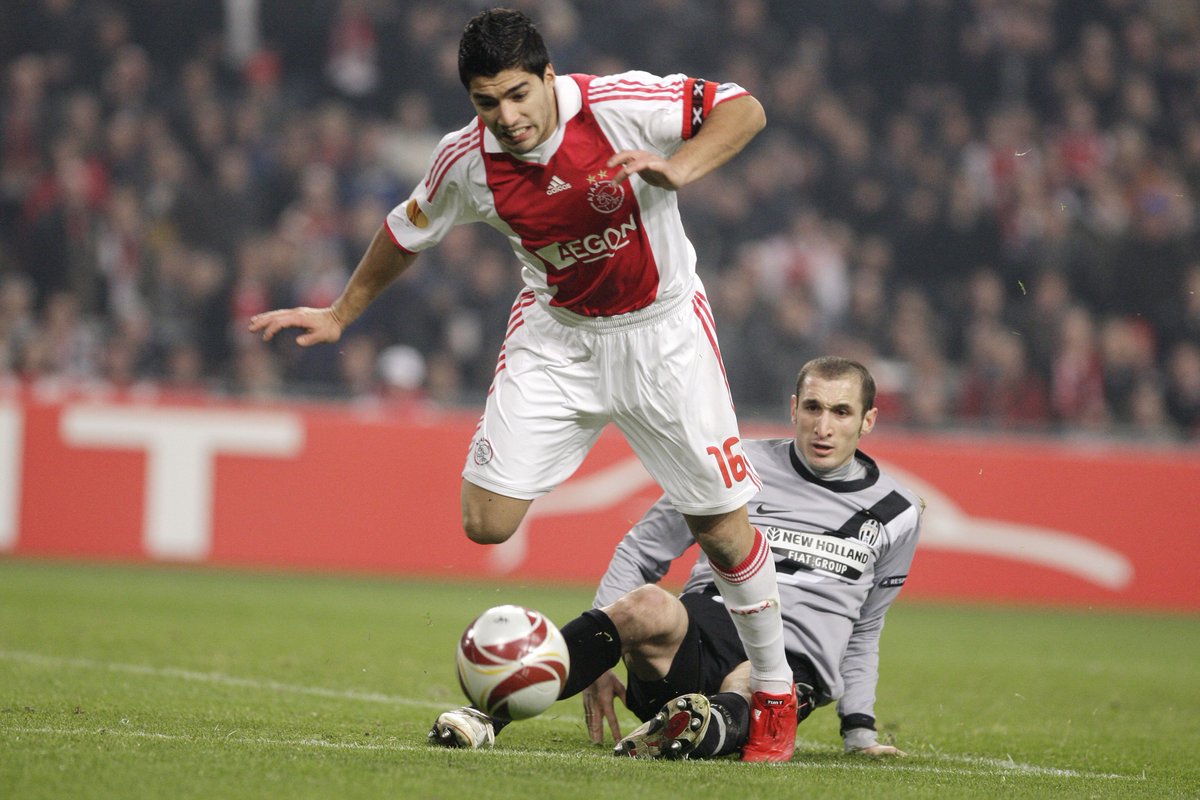 AFCAjax's tweet photo. We go way back! 

🤜 @JuventusFC 🤛

#UCLdraw #ajajuv https://t.co/QpcBCwHWjc