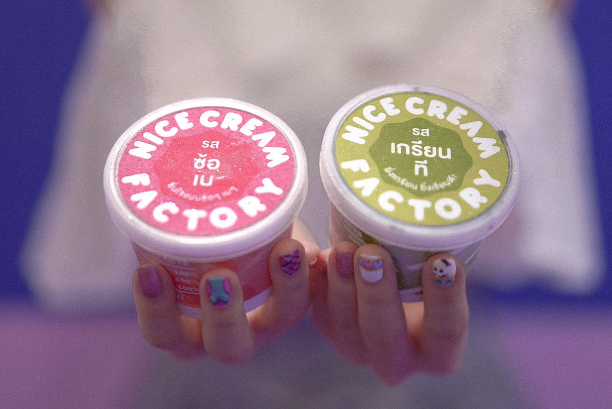 Bonusiie's tweet photo. ใครผ่านมาเดอะมอลล์บางกะปิลองแวะหม่ำๆไอศครีมในงาน NICE CREAM FACTORY ดูจิ มีกิจกรรม workshop แต่งหน้าไอศครีมฟรีด้วยนะ ละยังมีมุมถ่ายรูปคิ้วท์ๆสีสันสดใสคิคุเวอร์วังอลังการมั้กๆ!! รูปเต็มกล้องไปหมดแง้วว มันน่ารักกไปหมดเลยย
#NiceCreamFactory #FlavorsOfSummer #TheMallDepartmentStore https://t.co/V4cNIO4HFY