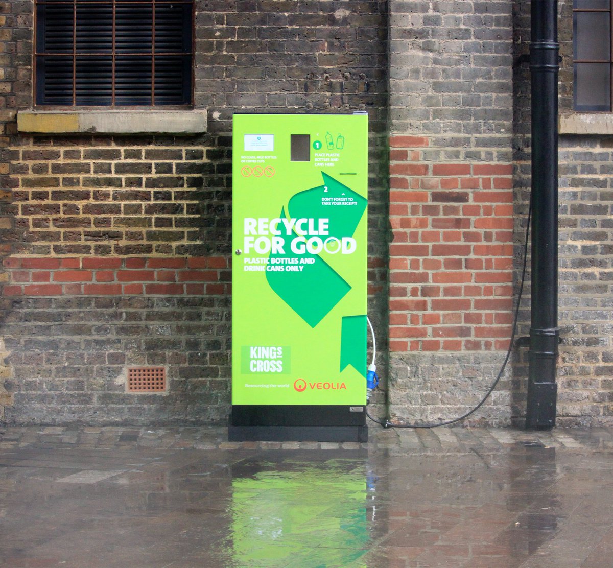 VeoliaUK's tweet photo. The UK fails to recycle 40% of plastic bottles, we’re piloting a solution in partnership with @leonrestaurants &amp; @kingscrossn1c with a reverse vending machine launched today in Granary Sq #WeRecyleOnTheGo #recycling #DRS https://t.co/TgVYrzM9uL