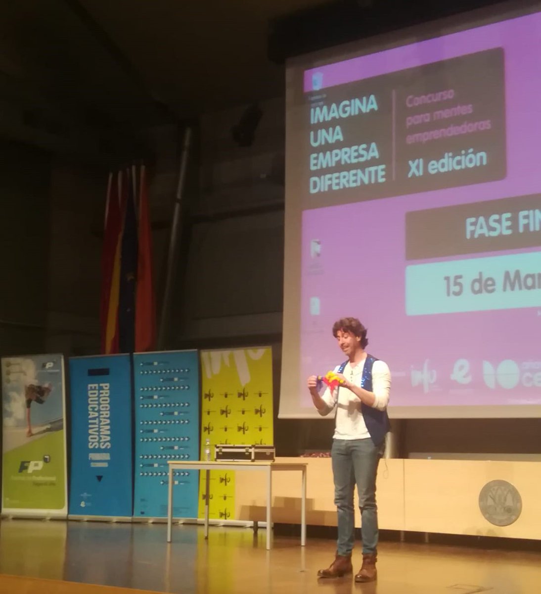 CeeiMurcia's tweet photo. Y si hay imaginación, no puede faltar la magia. Estupenda y muy divertida actuación de @PedroSantomera en #IMAGINA19 https://t.co/UigE0M6bq8