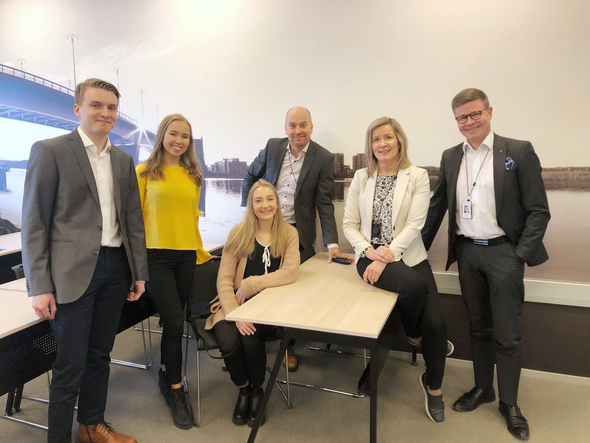 LT_KeskiSuomi's tweet image. Tänään saimme vieraaksi Firmamessujen LähiTapiola -casen voittajatiimin JSBE Jyväskylän yliopiston kauppakorkeakoulusta. Saimme heiltä loistavia tuoreita ajatuksia ja ideoita, kiitos teille ! 😍 #lähitapiolakeskisuomi #elämänturvaajat #jsbe