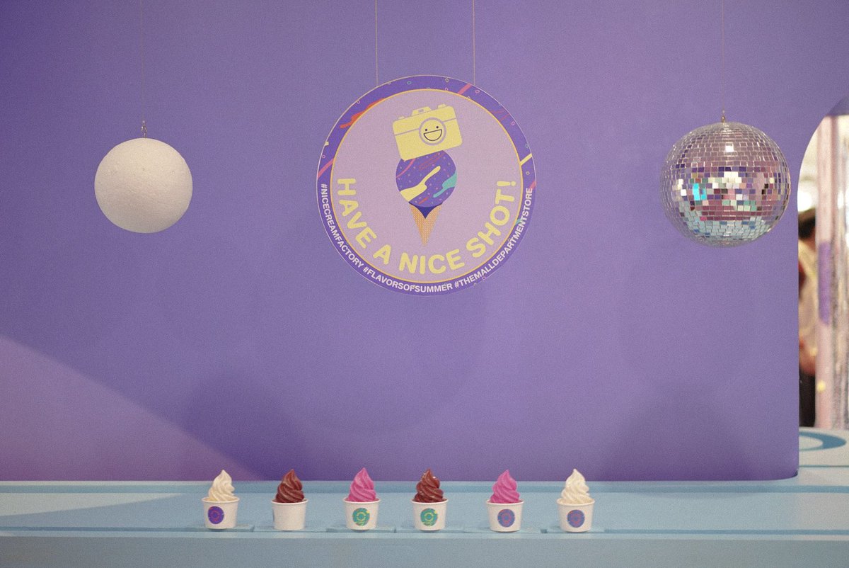 Bonusiie's tweet photo. ใครผ่านมาเดอะมอลล์บางกะปิลองแวะหม่ำๆไอศครีมในงาน NICE CREAM FACTORY ดูจิ มีกิจกรรม workshop แต่งหน้าไอศครีมฟรีด้วยนะ ละยังมีมุมถ่ายรูปคิ้วท์ๆสีสันสดใสคิคุเวอร์วังอลังการมั้กๆ!! รูปเต็มกล้องไปหมดแง้วว มันน่ารักกไปหมดเลยย
#NiceCreamFactory #FlavorsOfSummer #TheMallDepartmentStore https://t.co/V4cNIO4HFY
