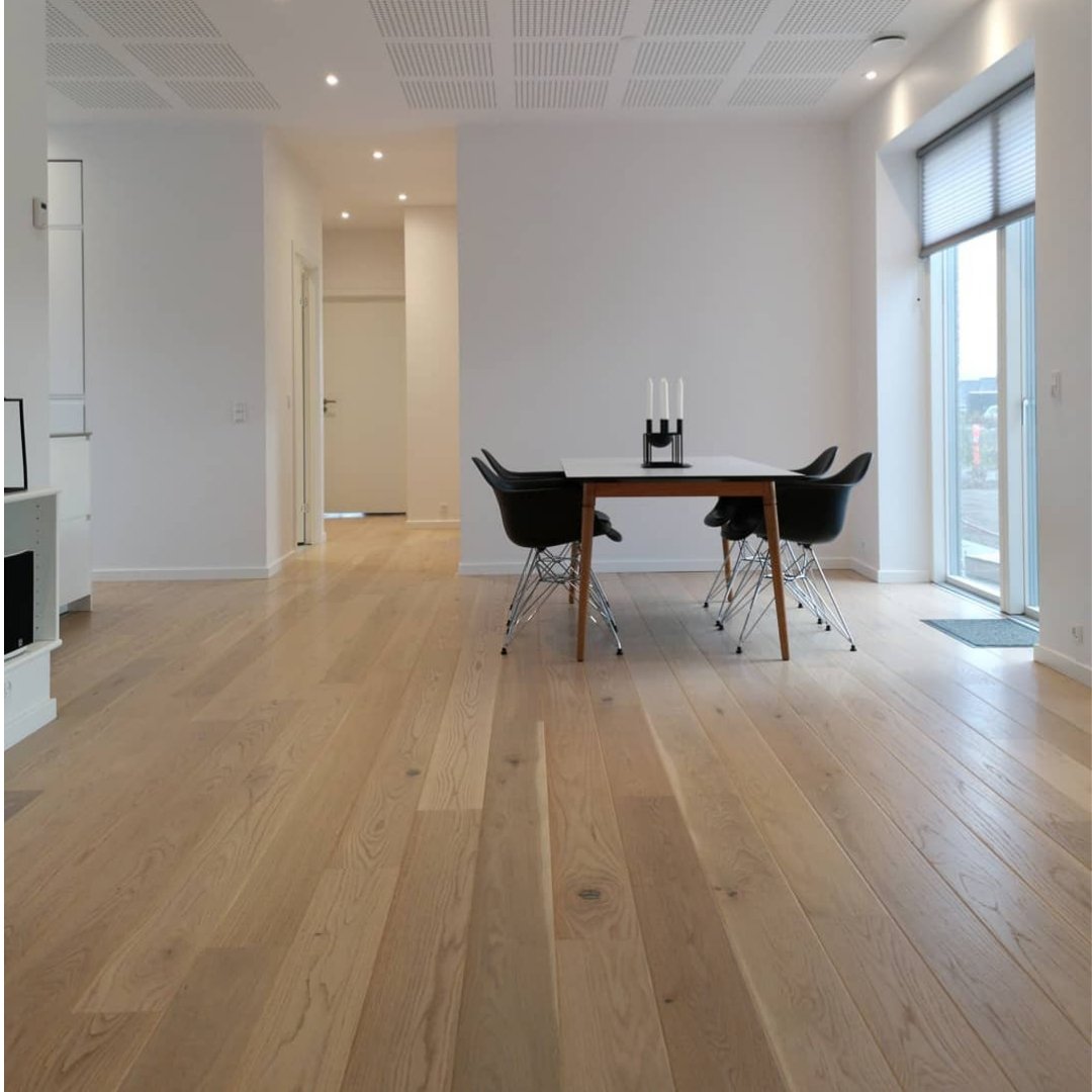 Nuestros suelos de la colección SHADE aportarán una sensación de luminosidad, neutralidad y amplitud como esta casa de Nicoline,  @nicolinevej87!  Gracias por compartirlo 🙌😁
#diseño #proyectos #arquitectura #interior #design #decoracion #pavimentos #interiorismo #Tarkett