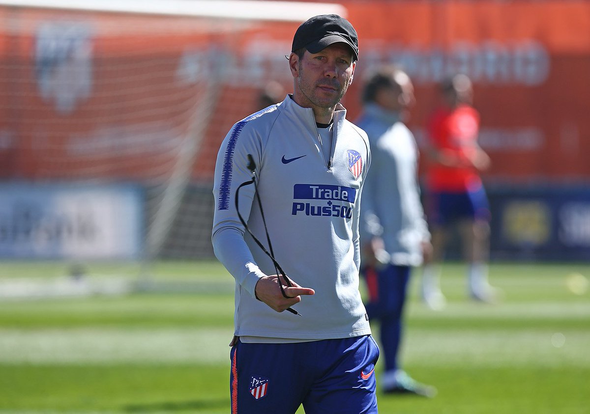 Simeone dirige el entrenamiento del Atlético de Madrid.