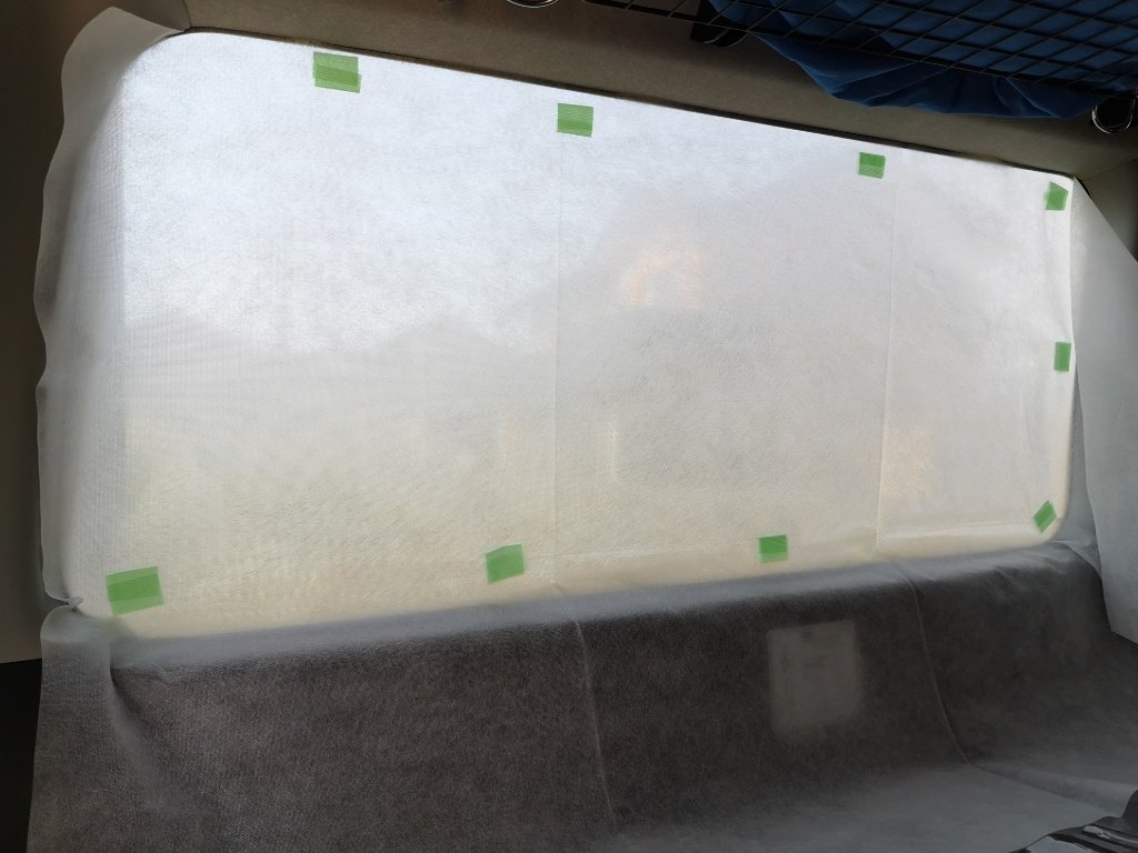 Matu ハイエースに車中泊時の目隠しシェードを自作しました 引っ越しの時に大量にもらった不織紙を窓に貼り付け マジックで型をとる 型紙に合わせてプラダンをカットする 窓に嵌めて微調整 完了 サイドの窓 全面作成しました このままだと暗渠