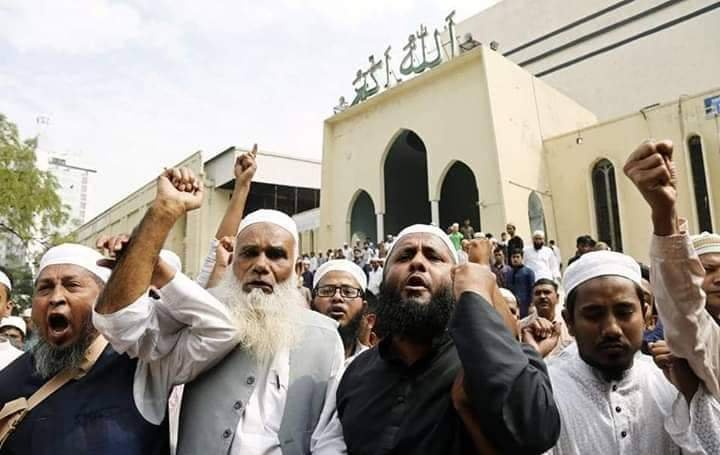 بالصور :وقفة غاضبة للمسلمين في العاصمة البنغلاديشية دكا عقب صلاة الجمعة استنكارًا واستهجانًا لـ #مذبحة_نيوزيلندا وتتضامنًا مع إخوانهم الضحايا