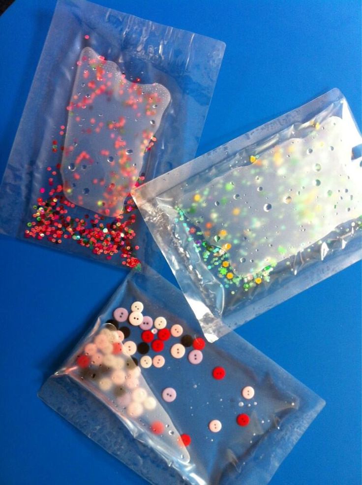 Create a fun sensory experience for your little one by ironing around three edges of a laminating pouch. Fill the pouch with some interesting small items then fill a third of the way up with water. Carefully iron along the fourth edge of the pouch to seal it. #toptipfriday #eyfs