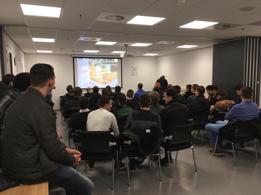 winterrlwm's tweet photo. Young Farmers Day: gisteren een geslaagde bijeenkomst gehad met 71 jonge LWM telers/potentiële opvolgers uit NL, BE, DU en FR. Bezoek gebracht aan onze fabriek in Bergen op Zoom, vriesopslag Lineage en bedrijfspresentatie van onze logistieke partner Visbeen. https://t.co/FD9ydPd18C