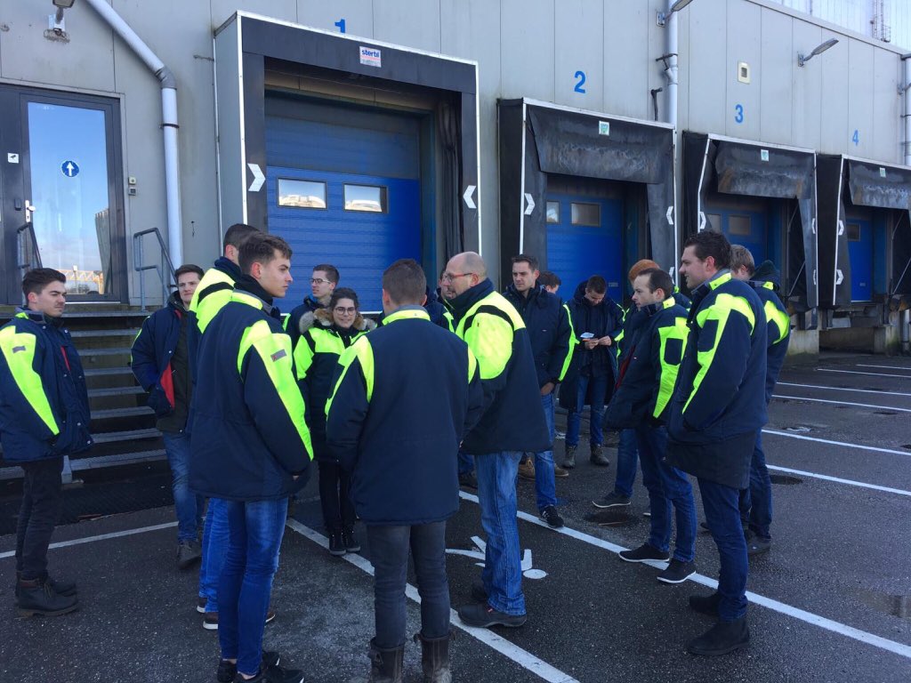 winterrlwm's tweet photo. Young Farmers Day: gisteren een geslaagde bijeenkomst gehad met 71 jonge LWM telers/potentiële opvolgers uit NL, BE, DU en FR. Bezoek gebracht aan onze fabriek in Bergen op Zoom, vriesopslag Lineage en bedrijfspresentatie van onze logistieke partner Visbeen. https://t.co/FD9ydPd18C